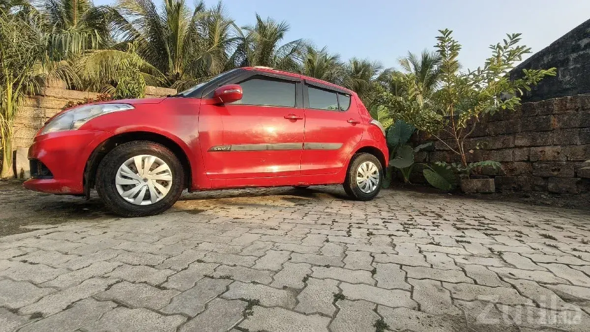 Red Maruti Swift VXi – Well‑Kept Hatchback - કાર - વેરાવળ - Image 3