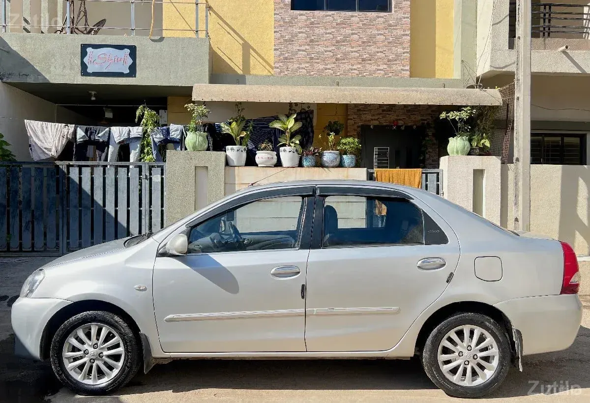 Toyota Etios VX Petrol - Cars - Keshod - Image 4