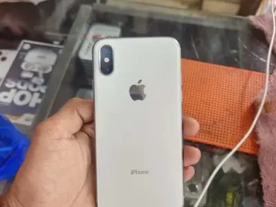 Apple iPhone XS Silver with Dual Camera Apple iPhone XS Silver with Dual Camera