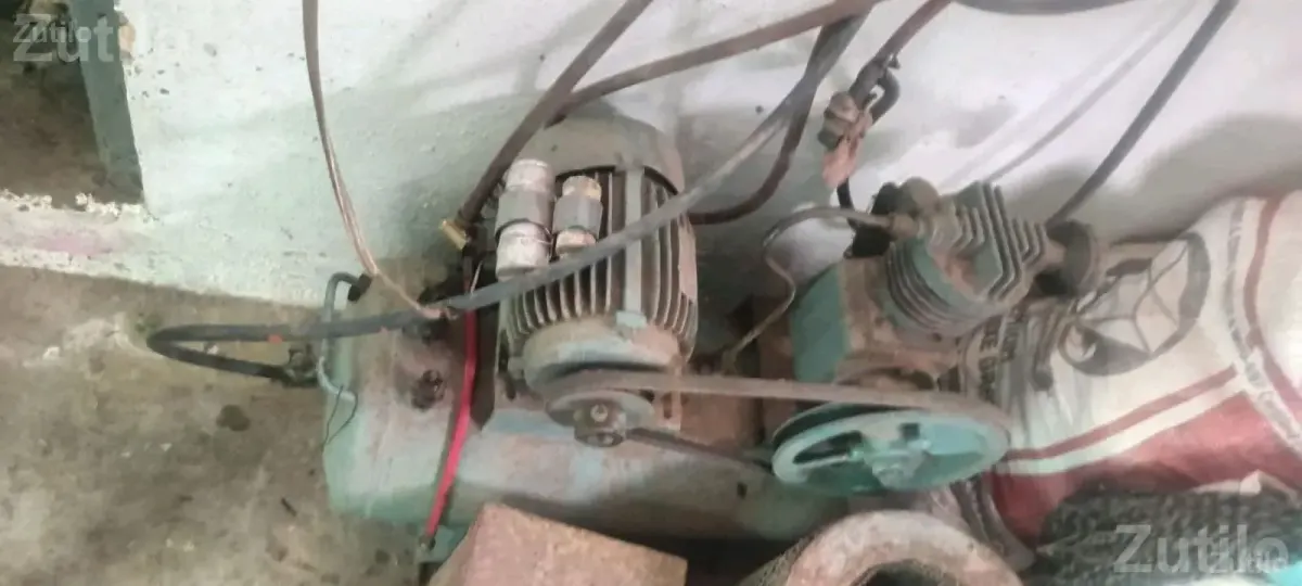 Toyo Air Compressor with Motor and 20 Ft Pipe - Machinery - Sutrapada - Image 2