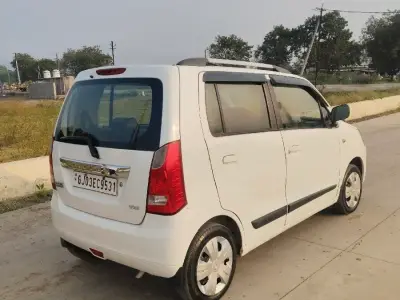 White WagonR VXI – Reliable Family Car White WagonR VXI – Reliable Family Car