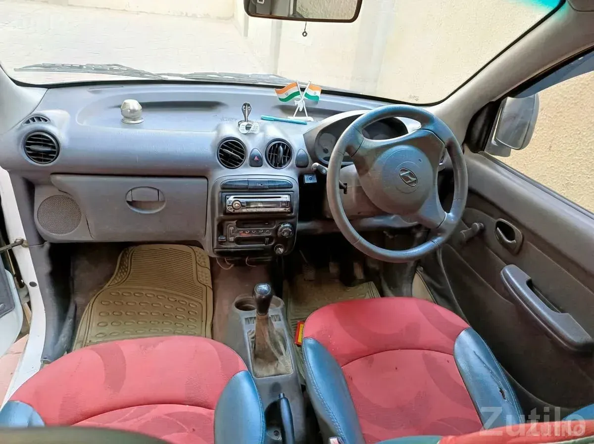 Hyundai Santro XO White Hatchback - કાર - દસ્ક્રોઇ - Image 4