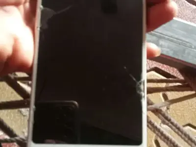 Used Smartphone with Cracked Display Used Smartphone with Cracked Display