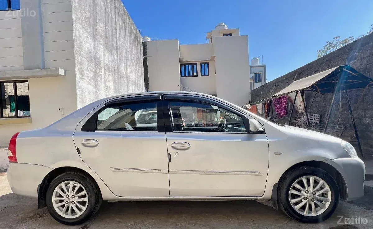 Toyota Etios VX Petrol - Cars - Keshod - Image 3