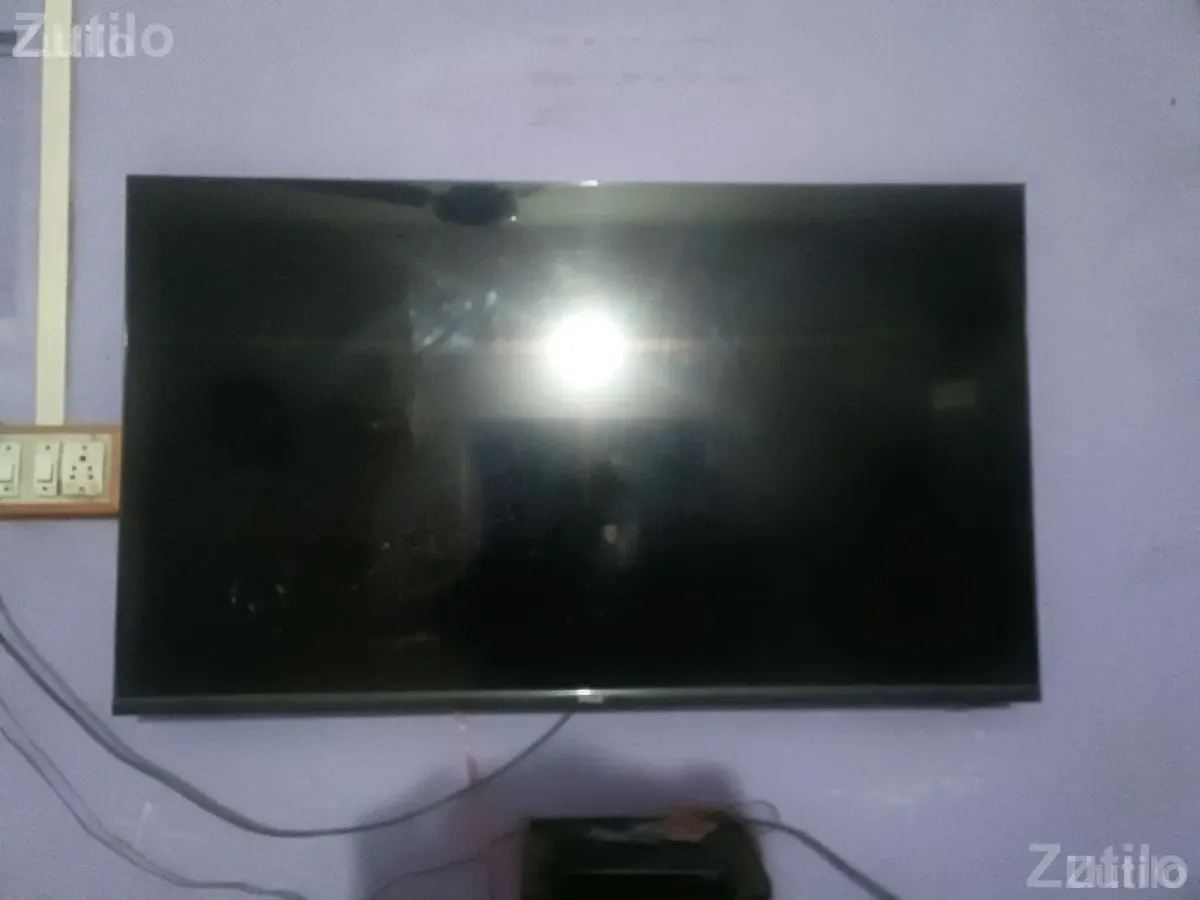 PHX 43 Inch TV with Cracked Display - TVs - Mahuva - Image 2