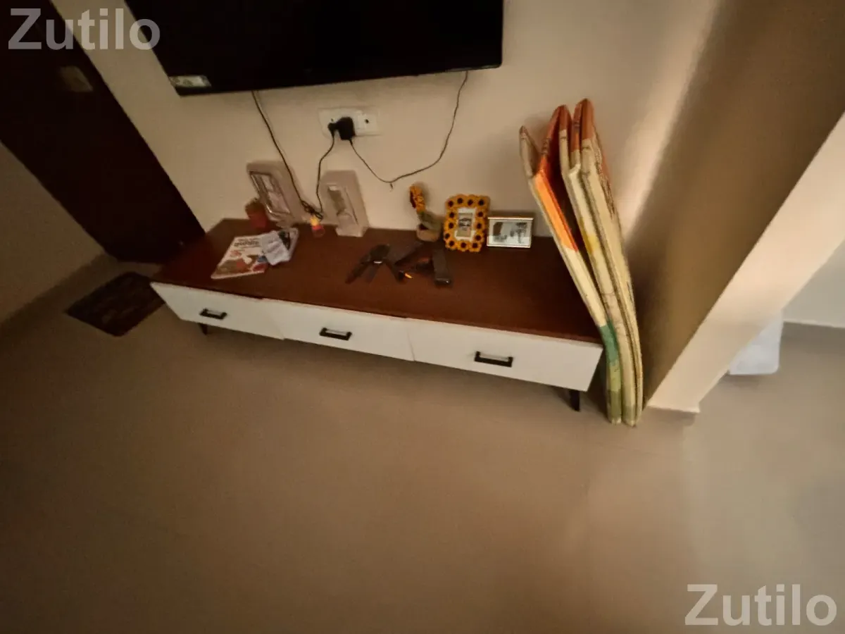 DEEWAN DAY BED , DINNING TABLE , TV UNIT URGENT - પલંગ અને ગાદલા - સુરત શહેર - Image 2