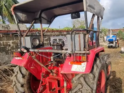 ટ્રેક્ટર વેચવાનું છે ટ્રેક્ટર વેચવાનું છે