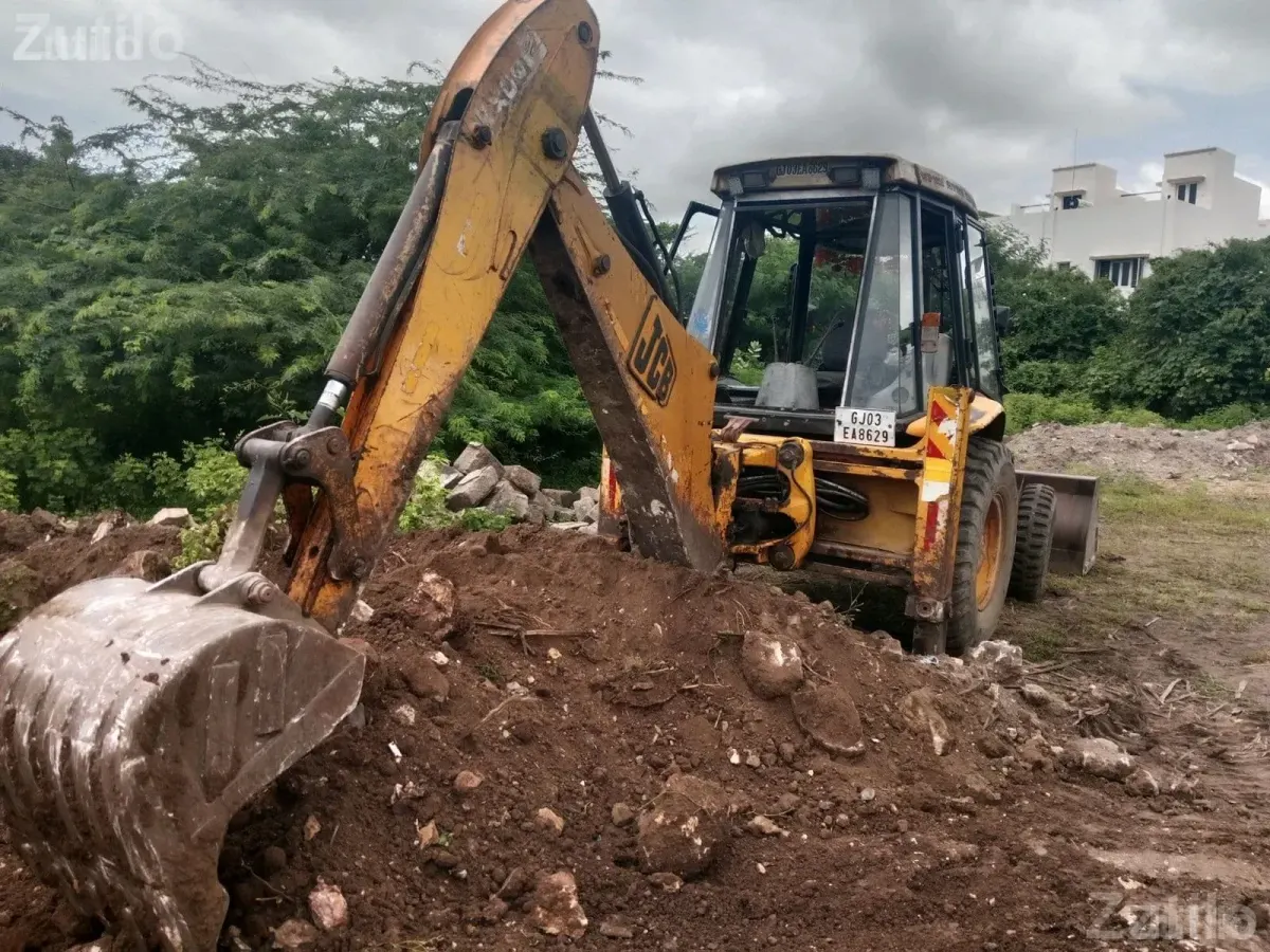 JCB Backhoe Loader 2010 Model - Construction Vehicles - Junagadh City - Image 4