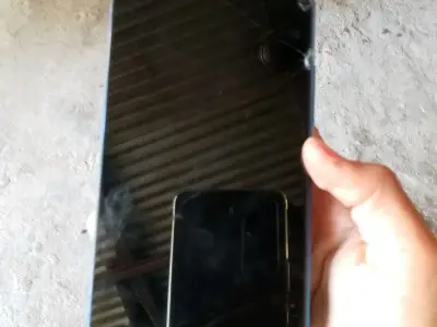 Used Smartphone with Cracked Screen Used Smartphone with Cracked Screen