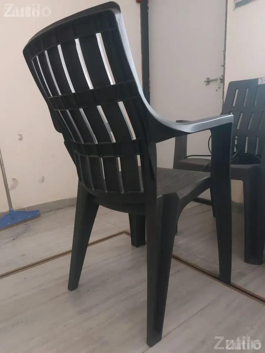 Black Plastic Chair with Armrest - ઓફિસ ફર્નિચર - અમદાવાદ શહેર - Image 1