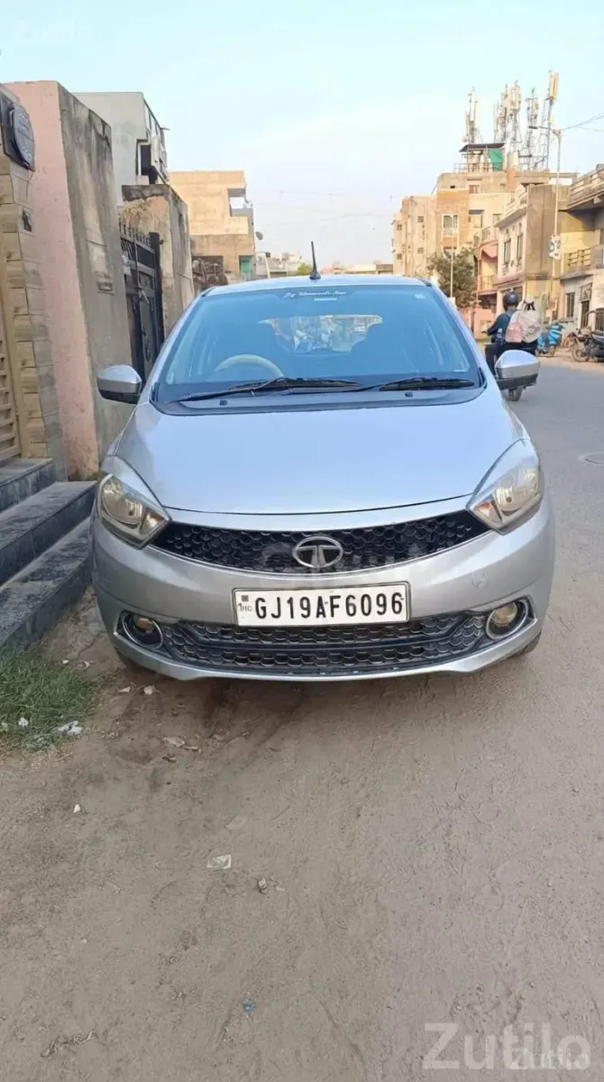 Fiat Punto White Hatchback Car - કાર - અમદાવાદ શહેર - Image 2