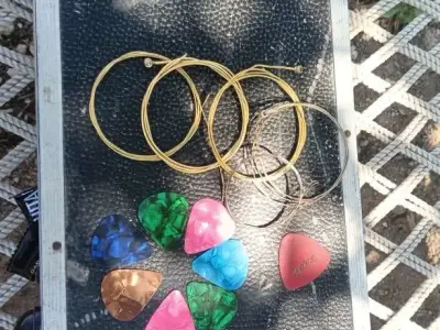 Banjo Strings and Guitar Picks Set Banjo Strings and Guitar Picks Set