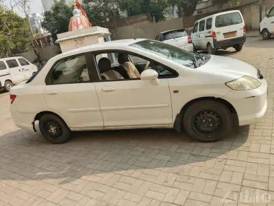Honda City ZX 2005 White Sedan Honda City ZX 2005 White Sedan