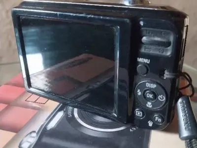 Samsung Digital Camera with Box & Charger Samsung Digital Camera with Box & Charger