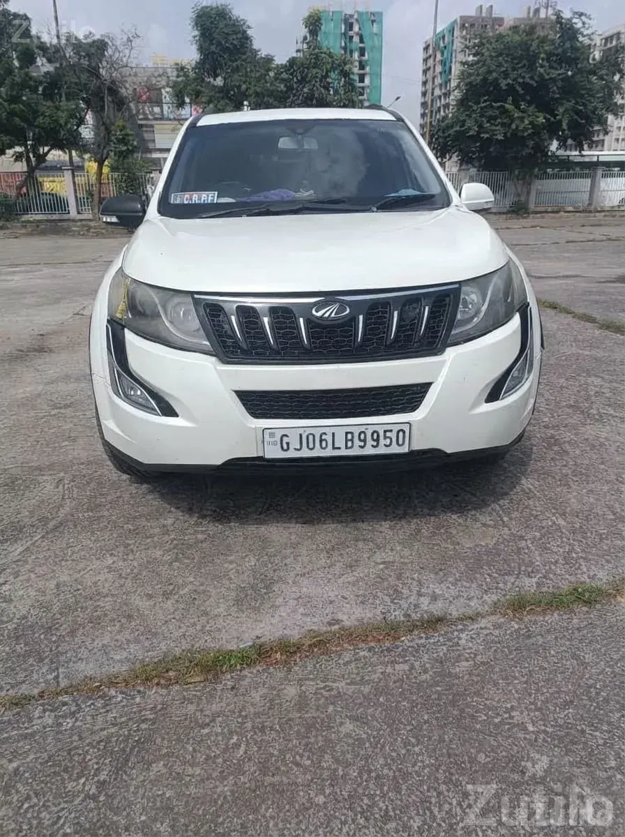 Mahindra XUV500 W6 2017 White SUV - કાર - અમદાવાદ શહેર - Image 4
