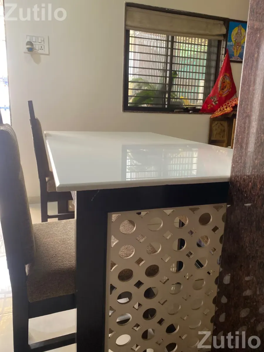 Dinning table(with chairs) - ડાઇનિંગ ટેબલ અને સેટ - અમદાવાદ શહેર - Image 4