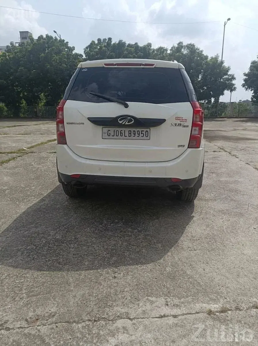 Mahindra XUV500 W6 2017 White SUV - કાર - અમદાવાદ શહેર - Image 2