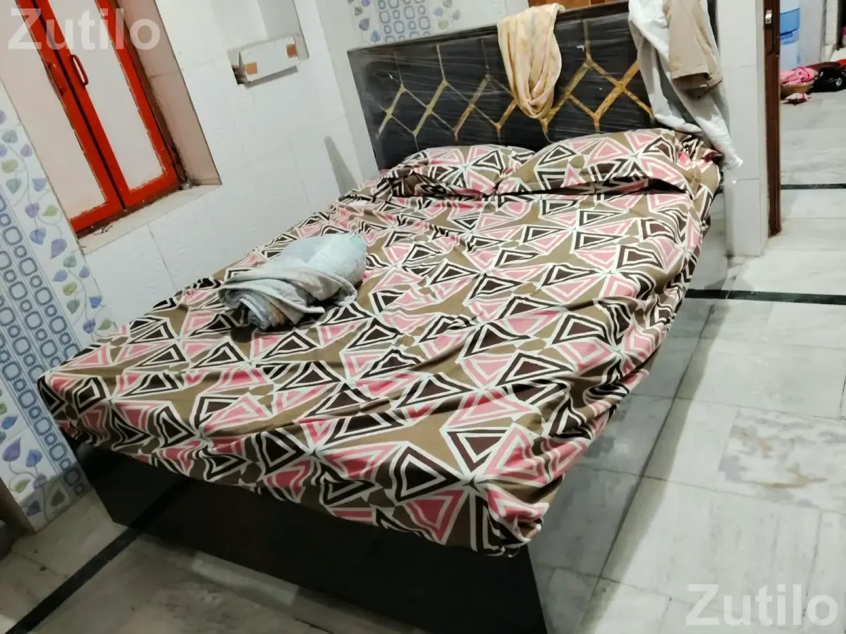 Bed with mattress - પલંગ અને ગાદલા - વલસાડ - Image 1
