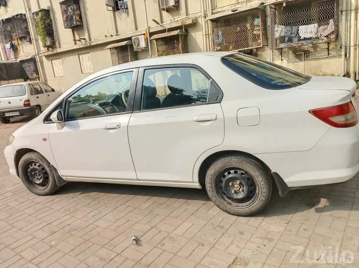 Honda City ZX 2005 White Sedan - કાર - અમદાવાદ શહેર - Image 2