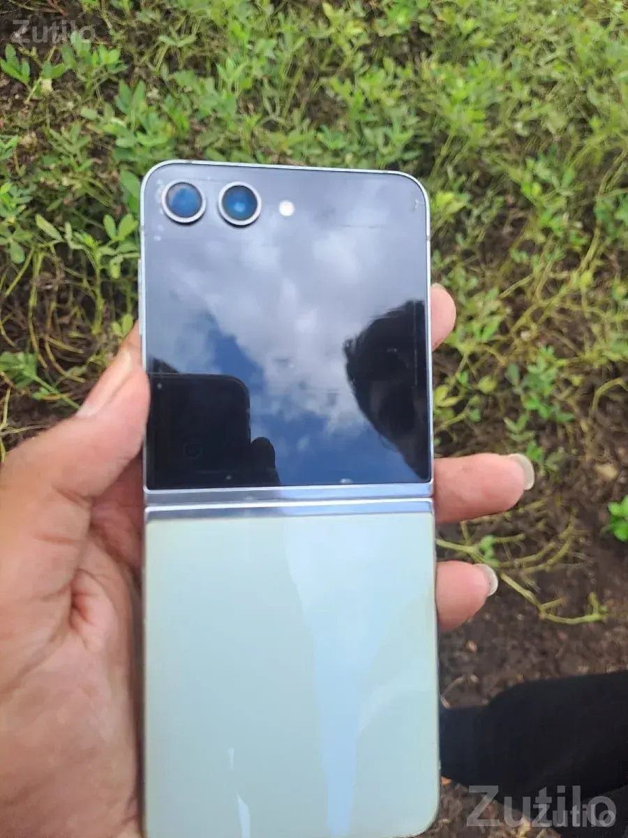 Stylish White Flip Smartphone for Sale - મોબાઇલ ફોન - ભેસાણ - Image 3