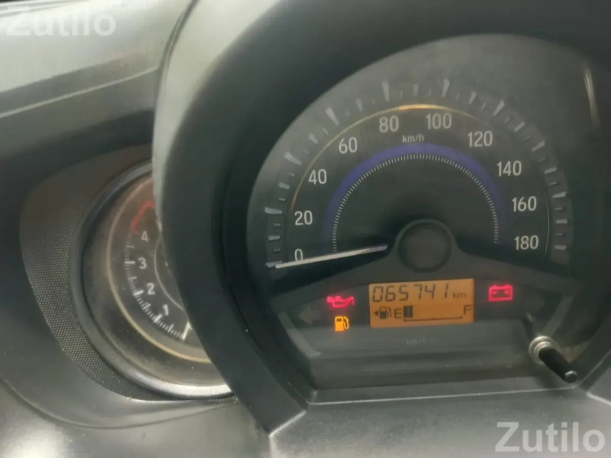 Honda Amaze i-DTEC (2015) – Manual (Diesel) | Silver - Cars - Ahmedabad City - Image 2