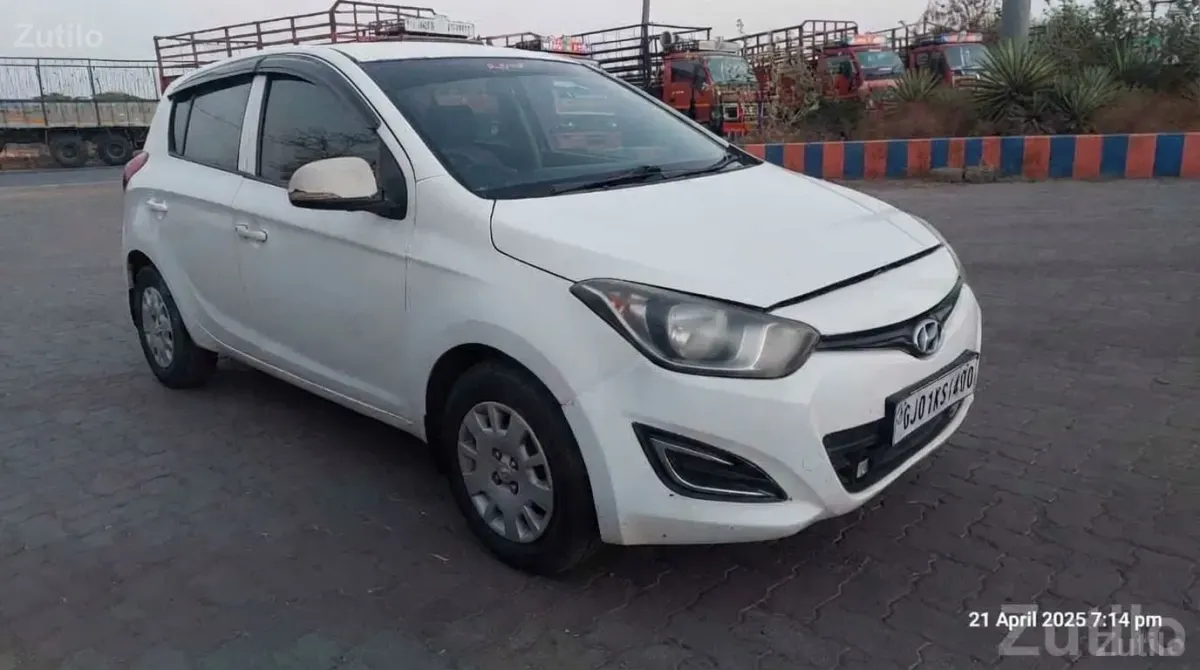 Hyundai i20 White Hatchback Car - કાર - જસદણ - Image 2