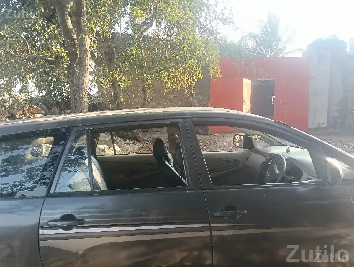 Toyota Innova 2.5 G 2005 for Sale - Cars - Dharampur - Image 3