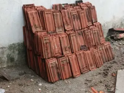 Clay Roof Tiles, 400 to 500 Pieces Available