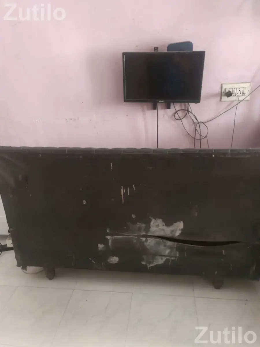 Old sofa for urgent sale - Sofa Sets - Surat City - Image 1