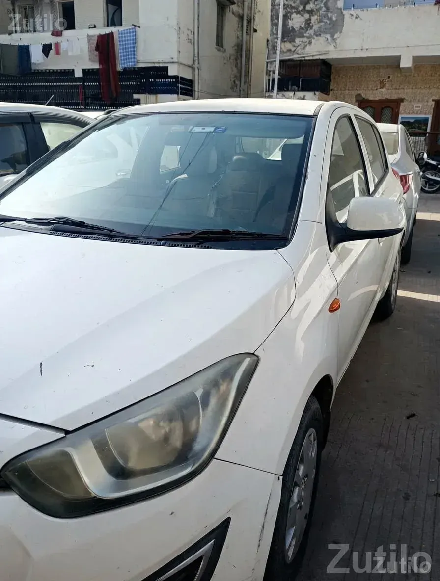 Hyundai i20 with Clean Beige Interior - Cars - Ahmedabad City - Image 3