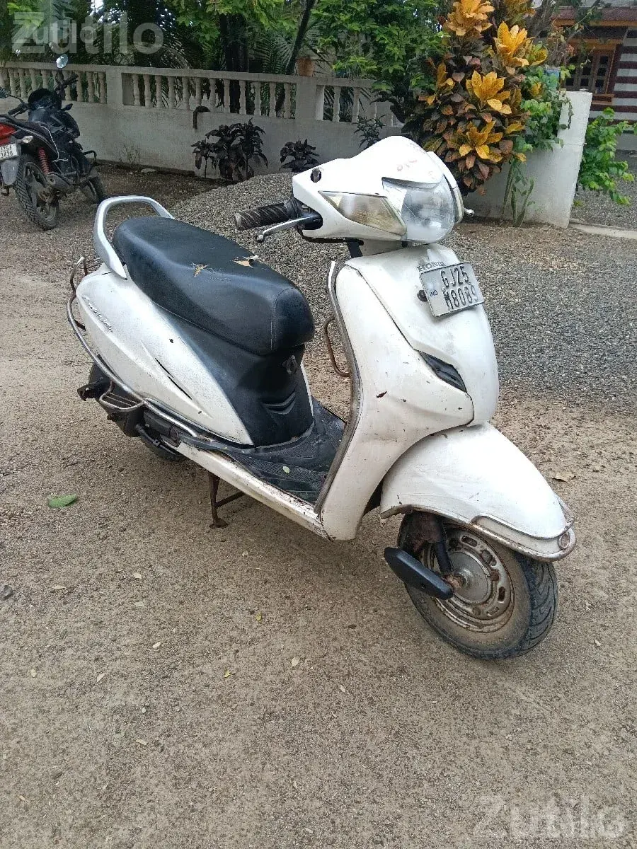 White Honda Activa Scooter for Sale - Bikes - Modhvada - Image 2