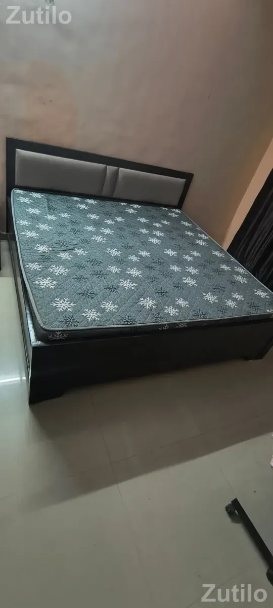 Bed with mattress in a very good condition - પલંગ અને ગાદલા - વડોદરા શહેર - Image 2