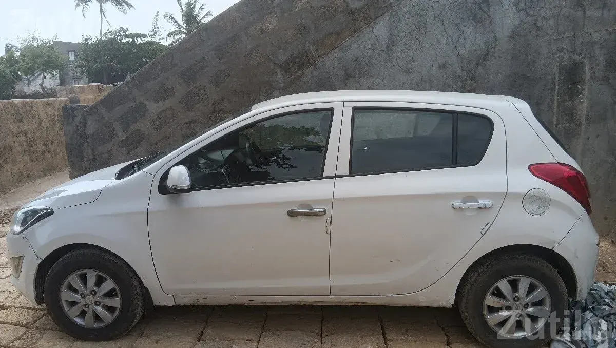 Hyundai i20 White Hatchback 2013-14 - કાર - પોરબંદર - Image 2