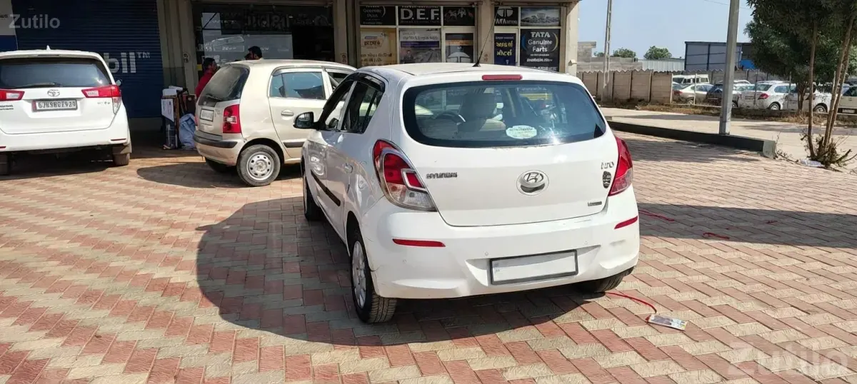 Hyundai i20 White Hatchback Car - Cars - Himmatnagar - Image 4