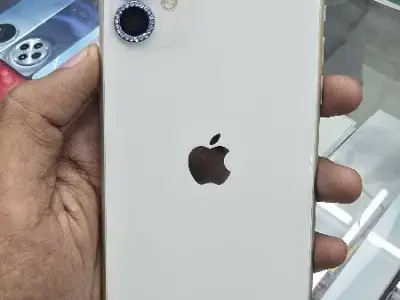 White Apple iPhone 11 Dual Camera White Apple iPhone 11 Dual Camera