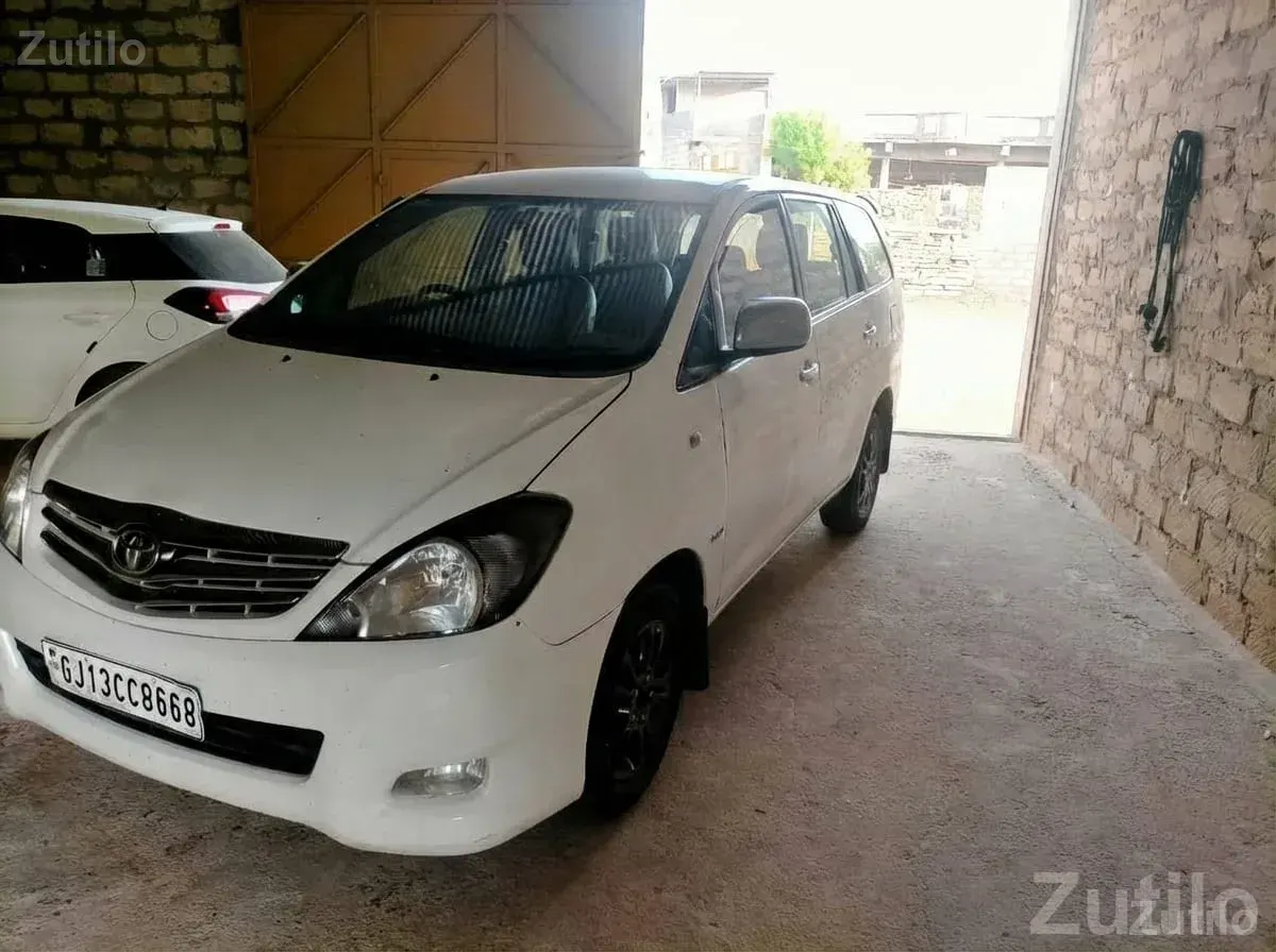 White Toyota Innova MPV with Spoiler - કાર - મુળી - Image 3