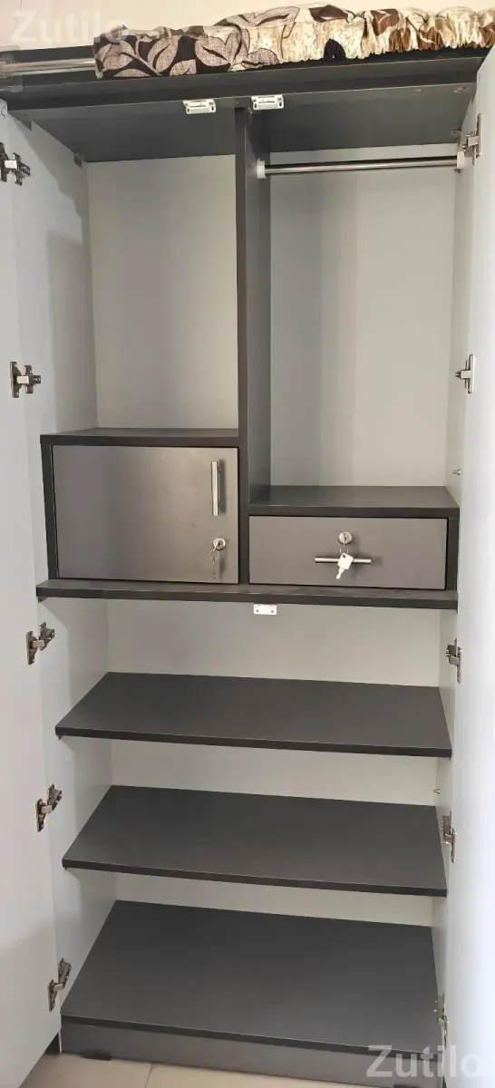 Wooden Wardrobe for Sale – Excellent Condition - વોર્ડરોબ, કબાટ અને સ્ટોરેજ - જુનાગઢ - Image 3
