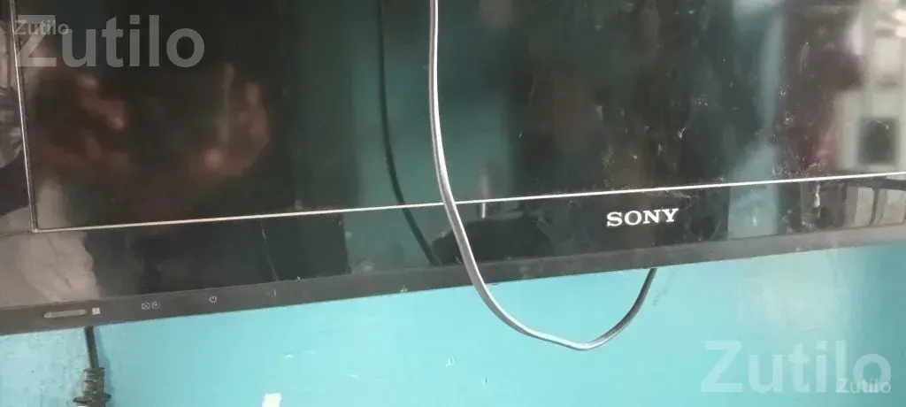 32 Inch TV with Display Issue, Remote Missing - TVs - Surat City - Image 2